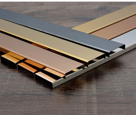 Prezzo buono L'intarsio del metallo di 0.65MM spoglia la decorazione interna dell'interno della disposizione delle mattonelle di acciaio inossidabile in linea