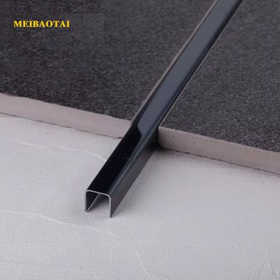 Prezzo buono profili decorativi neri della disposizione 304 a forma di U delle mattonelle di acciaio inossidabile di 8mm in linea