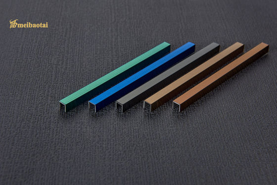 Buon prezzo Dimensione finita specchio u6-u50 di colore della scanalatura della disposizione U delle mattonelle di acciaio inossidabile 304 in linea