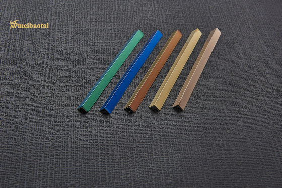 Buon prezzo La disposizione verde blu la L profilo delle mattonelle di colore 20mm ss dell'oro per la parete decora in linea