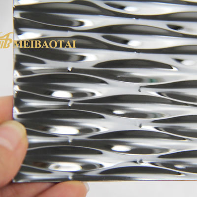 Lastra in acciaio inossidabile goffrata a motivo a proiettile con PVC doppio 7C bianco e nero e spessore 0,65 mm per rivestimento murale