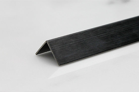 Bocchetta per piastrelle in acciaio inossidabile spazzolato nero a forma di V, standard DIN, lunghezza 2438 mm