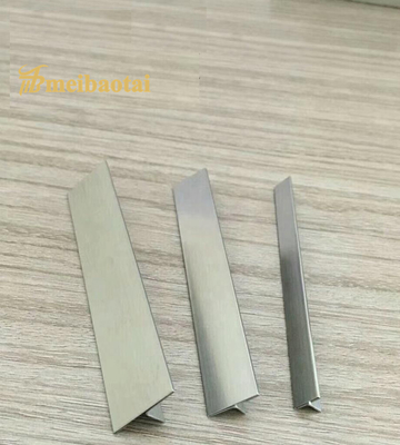 T modella la progettazione d'argento 3048mm Bullnose della linea sottile della disposizione T6 X delle mattonelle di acciaio inossidabile