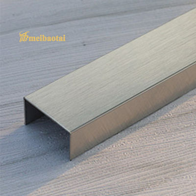 Prezzo buono Finitura per piastrelle in acciaio inossidabile con design a capelli spazzolati, spessore 0,55 mm, conforme allo standard ASTM, per la decorazione del pavimento in linea