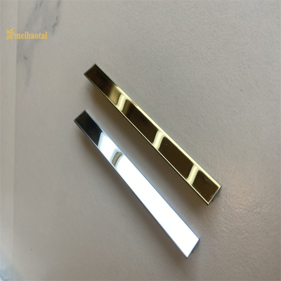 Lo specchio decorativo della disposizione delle mattonelle di acciaio inossidabile dell'hotel di forma di U ha finito